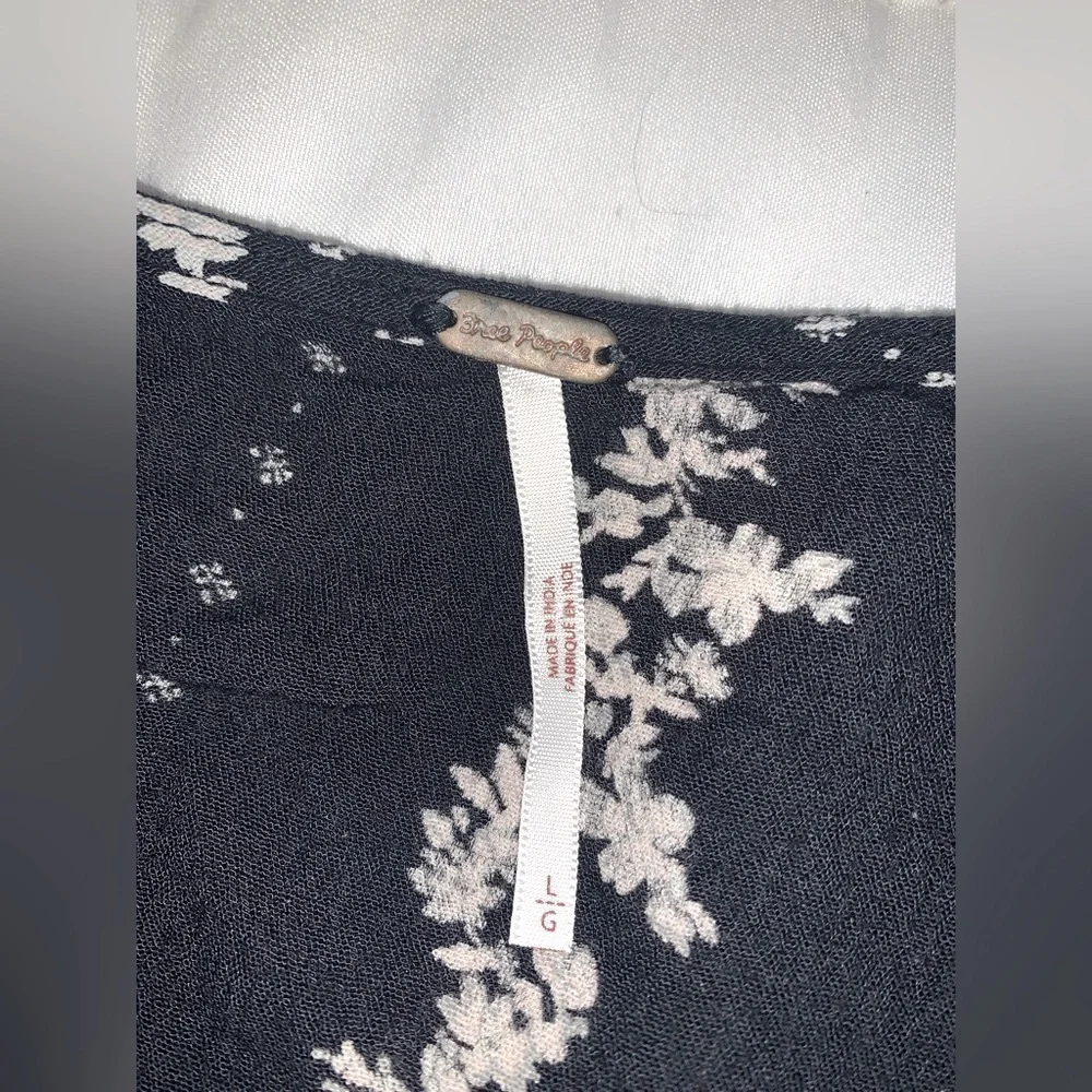 Free People ruffled long sleeve crop blouse Navy Blue and off white Large